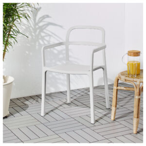 SEDIA CON BRACCIOLI GRIGIO CHIARO